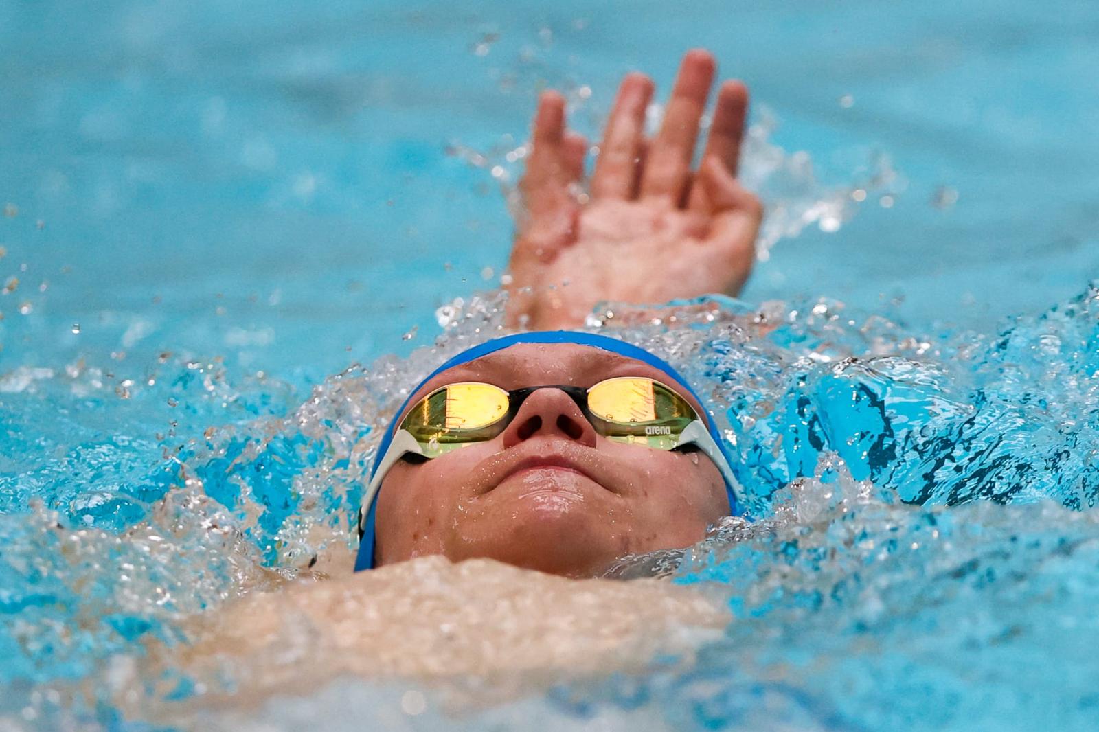 LSC swimmer racing